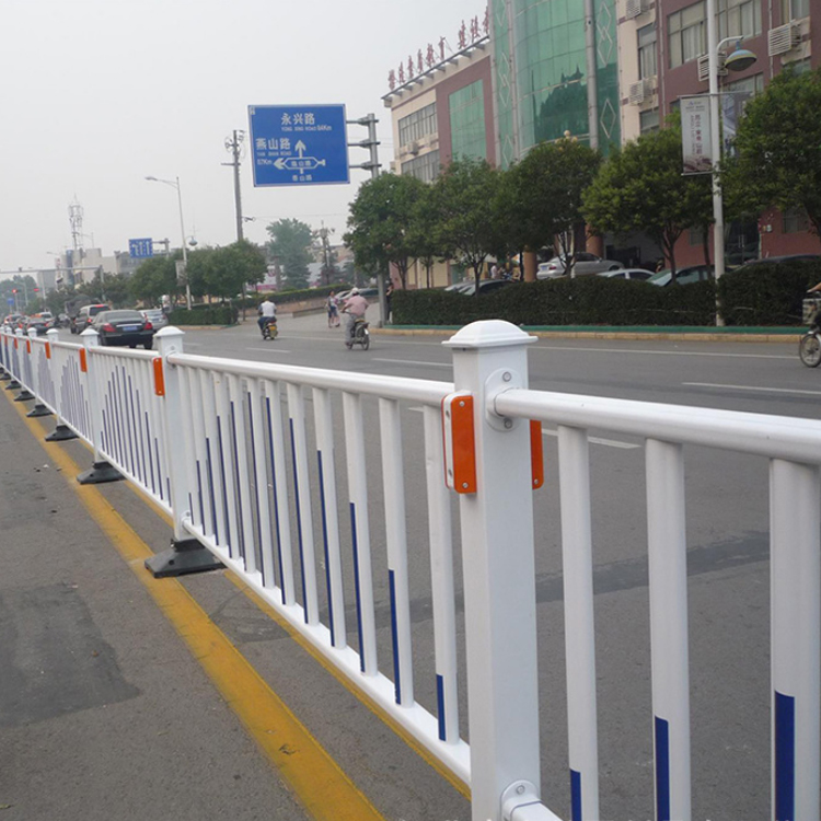道路交通护栏厂家介绍锌钢护栏的功能与作用