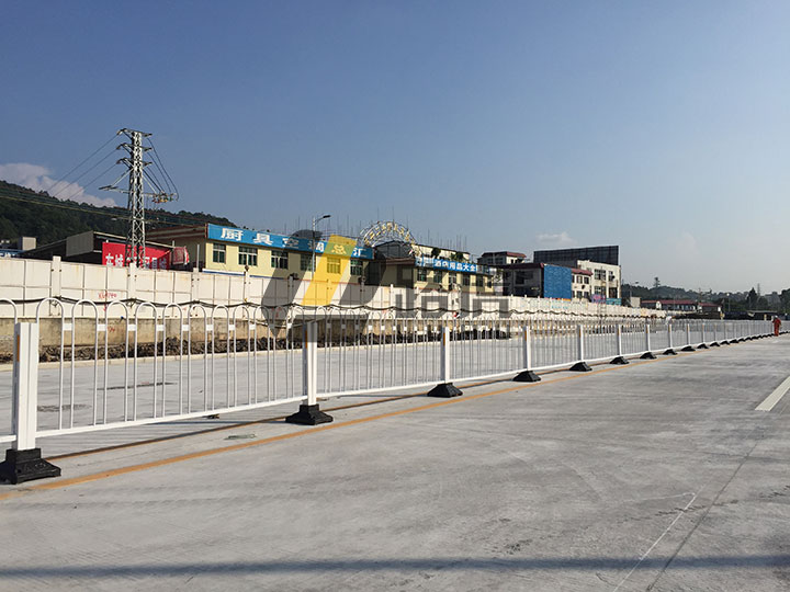 105国道08京式机动车道护栏安装工程案例