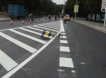 广州城区道路正在进行MMA双组份标线涂料施工，来往车辆请减速慢行！