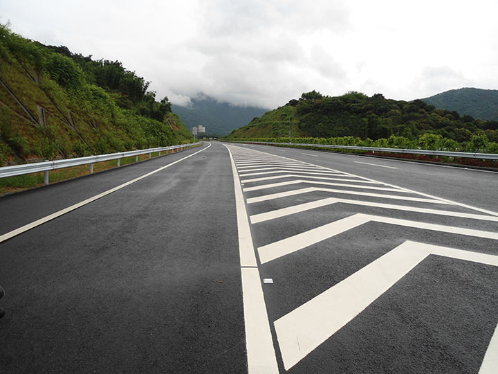 用热熔标线涂料为道路划上“安全线”