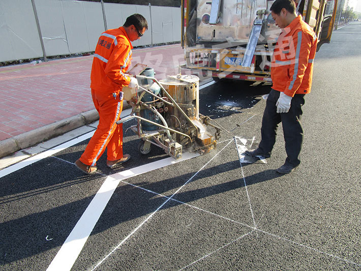 路虎交通小编浅谈热熔标线涂料的特点