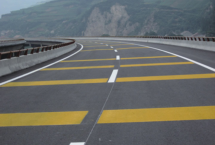 修剪灌木让道路交通标志牌指明路