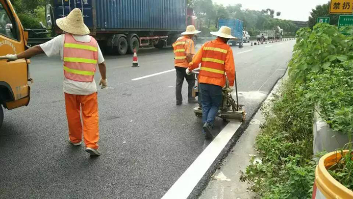 道路划线公司分享到道路标线涂料的详细分类