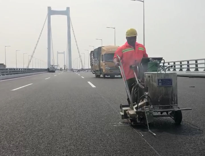 手推式路面热熔划线机有什么使用规范？广东道路划线漆厂家告诉你