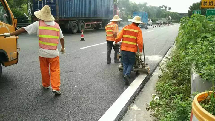 公路划线需要用到哪些设备?广东标线涂料厂家给你科普下