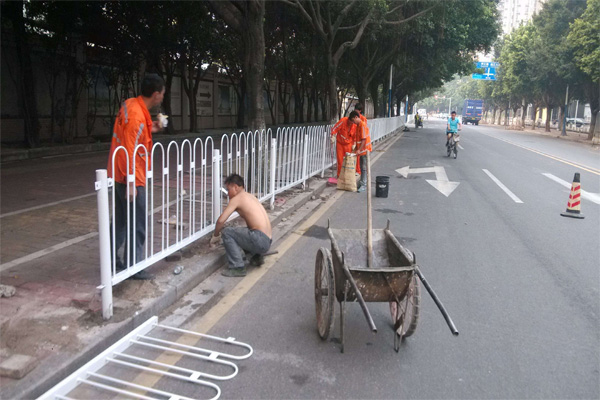 广州道路护栏厂家浅谈城市道路护栏作用