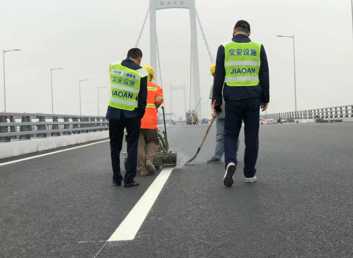 热熔型道路标线漆由什么成分组成—标线涂料厂家