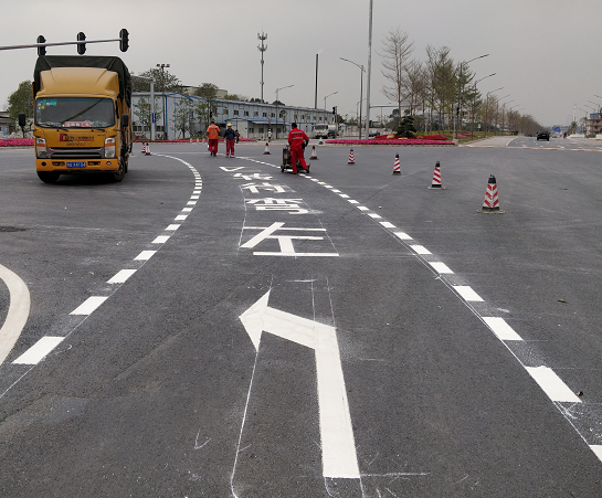 正确规范的坡道上停车划线—道路标线施工队