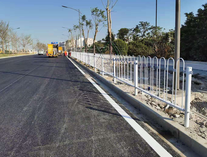 道路护栏厂家浅谈关于道路护栏在街道起到作用