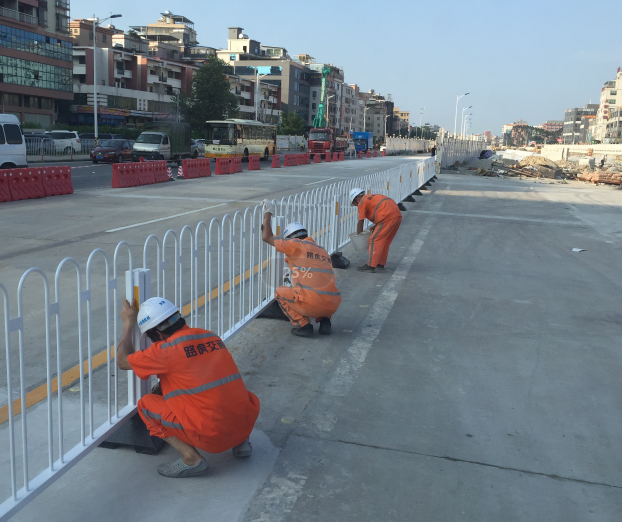 翻越道路交通铁马护栏的严重性