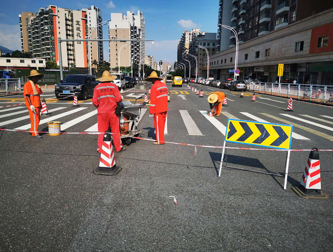 彩色喷涂道路路面有哪些特色呢？道路划线公司