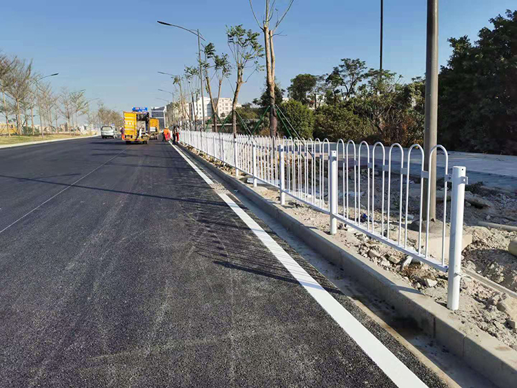 交通设施厂家谈谈公路护栏的作用